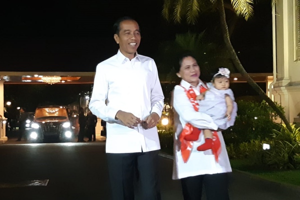  Sebelum Debat Keempat Pilpres 2019, Jokowi Pamer Pulpen ke Jurnalis
