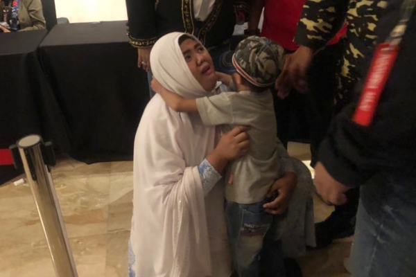  Perempuan Ngamuk, Ingin Ketemu Jokowi di Ruang Debat Capres