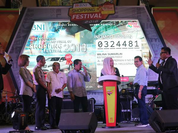  Duta Mall Banjarmasin Serahkan Mercedes Benz GLA kepada Pemenang Shopping Mall Festival