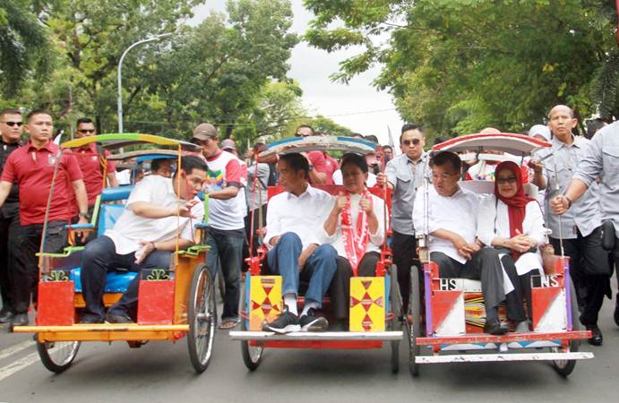  Jokowi dan Jusuf Kalla Kampanye Naik Becak di Makassar