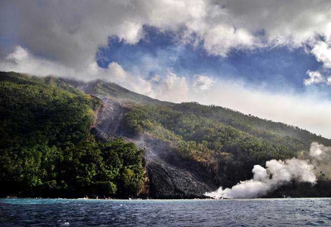  Dua Gunung Api di Sulut Berstatus Siaga