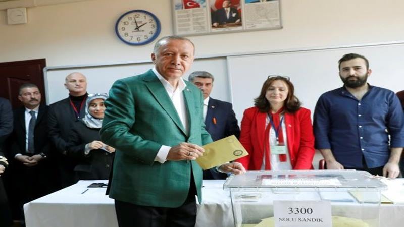 Presiden Turki Tayyip Erdogan memasukkan kertas suara di tempat pemungutan suara saat pemilihan walikota di Istanbul, Turki, Minggu (31/3/2019)./Reuters