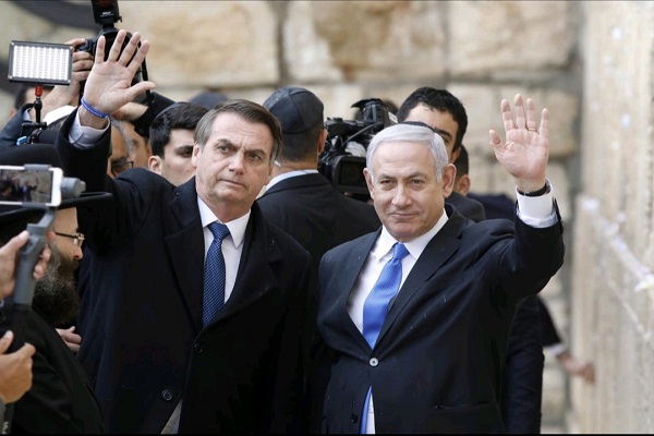 Presiden Brasil Jair Bolsonaro dan Perdana Menteri Israel Benjamin Netanyahu kala mengunjungi Tembok Ratapan di Yerusalem Timur/Reuters