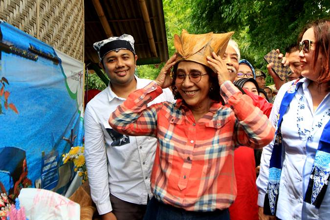  Kunjungi Banyuwangi, Susi Pudjiastuti Pakai Topi dari Sampah Laut