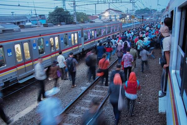  KRL ke Bekasi Gangguan, Penumpang Berjejal di Manggarai