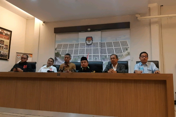 KPU bersama TKN 01 dan BPN 02 usai rapat persiapan debat kelima Pilpres 2019, Selasa (2/4/2019)/Bisnis Indonesia-Iim Fathimah