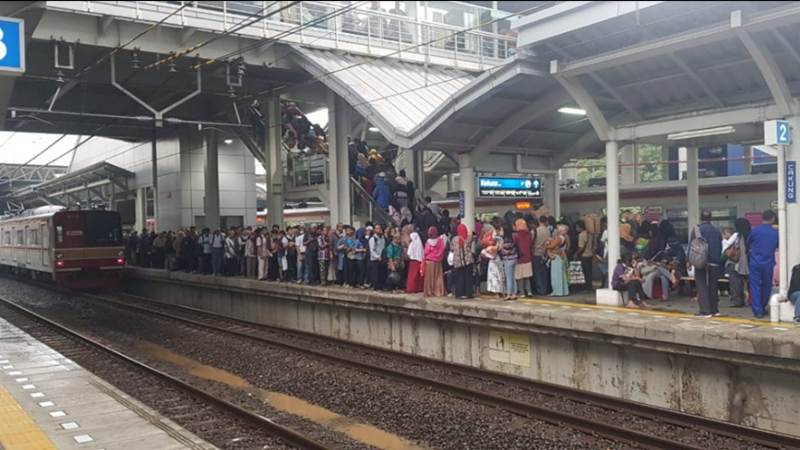  Gangguan Perjalanan KRL Commuter Line, Ini Sebabnya KA Jarak Jauh Didahulukan