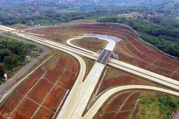 Foto aerial proyek pembangunan jalan tol Cileunyi-Sumedang-Dawuan (Cisumdawu) di kawasan Rancakalong, Sumedang, Jawa Barat, Selasa (30/5)./Antara-Fahrul Jayadiputra
