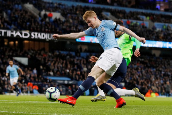 Kevin De Bruyne mencetak gol dalam pertandingan Manchester City vs Cardiff City, Kamis (4/4/2019) dini hari/REUTERS-Phil Noble