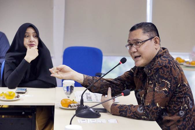 Direktur Utama BNI Syariah Abdullah Firman Wibowo (kanan) didampingi Corporate Secretary Rima Dwi Permatasari memberikan paparan saat kunjungan ke kantor redaksi Bisnis Indonesia, di Jakarta, Senin (25/3/2019)./Bisnis-Felix Jody Kinarwan