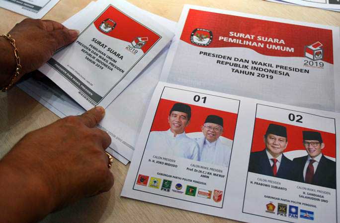 Petugas logistik KPU Pusat memeriksa surat pemilihan Presiden dan Wakil Presiden 2019 untuk pemilih luar negeri di gudang logistik KPU di Benda, Tangerang, Banten, Kamis (7/2/2019)./ANTARA-Muhammad Iqbal