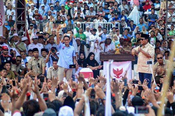 Calon Presiden dan Wakil Presiden nomor urut 02 Prabowo Subianto (kanan) dan Sandiaga Uno (kiri) menyapa pendukungnya saat kampanye akbar di Stadion Gelora Delta Sidoarjo, Jawa Timur, Minggu (31/3/2019)./ANTARA-Umarul Faruq