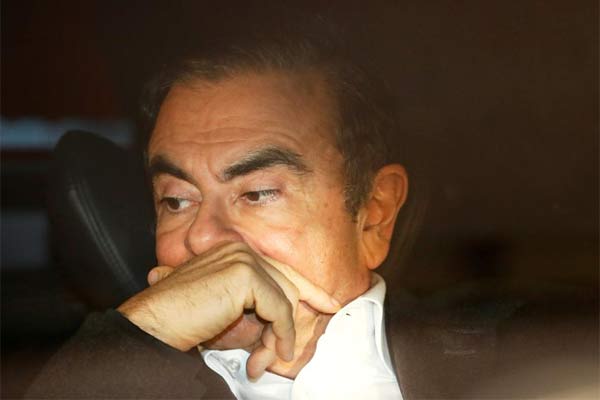 Mantan Chairman Nissan Motor Carlos Ghosn duduk di dalam mobil ketika ia meninggalkan kantor pengacara setelah dibebaskan dengan jaminan dari Rumah Tahanan Tokyo, di Tokyo, Jepang, 6 Maret 2019. /REUTERS 