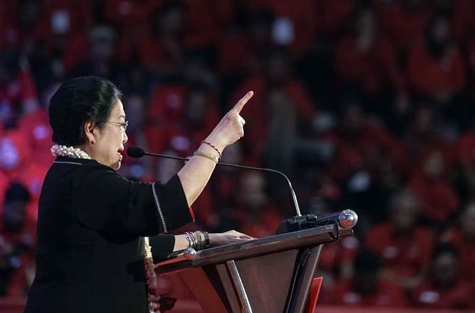 Ketua Umum PDIP Megawati Soekarnoputri memberikan amanat kepada peserta Jambore Kader Komunitas Juang, di GOR Satria Purwokerto, Banyumas, Jateng, Minggu (10/2/2019)./ANTARA FOTO-Idhad Zakaria