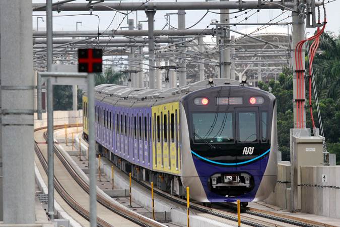 Kereta Moda Raya Terpadu (MRT) melintas di Stasiun CSW, Jakarta, Senin (1/4/2019)./Bisnis-Abdullah Azzam
