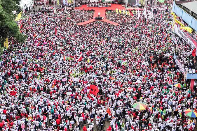 Foto udara Calon Presiden nomor urut 01 Joko Widodo menyampaikan orasi politik saat kampanye terbuka di GOR Satria, Purwokerto, Banyumas, Jawa Tengah, Kamis (4/4/2019)./ANTARA-Idhad Zakaria