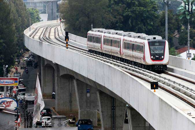 Kereta ringan atau Light Rail Transit (LRT) rute Velodrome-Kelapa Gading memasuki Stasiun Velodrome Jakarta, Senin (25/2/2019)./ANTARA-Rivan Awal Lingga