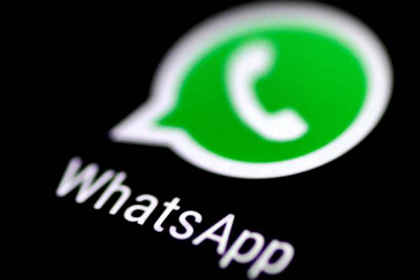 Aplikasi WhatsApp terlihat di layar ponsel./Reuters-Thomas White