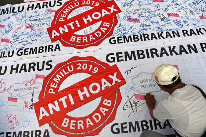 Ilustrasi-Warga membubuhkan tanda tangan untuk mendukung Pemilu 2019 anti hoax di Jakarta, Minggu (10/2/2019)./ANTARA-Wahyu Putro A