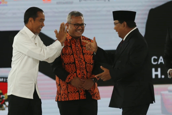 Capres nomor urut 01 Joko Widodo (kiri), Ketua KPU Arief Budiman (tengah) dan capres nomor urut 02 Prabowo Subianto sebelum mengikuti debat capres putaran keempat di Hotel Shangri La, Jakarta, Sabtu (30/3/2019)/JIBI/Bisnis-Nurul Hidayat
