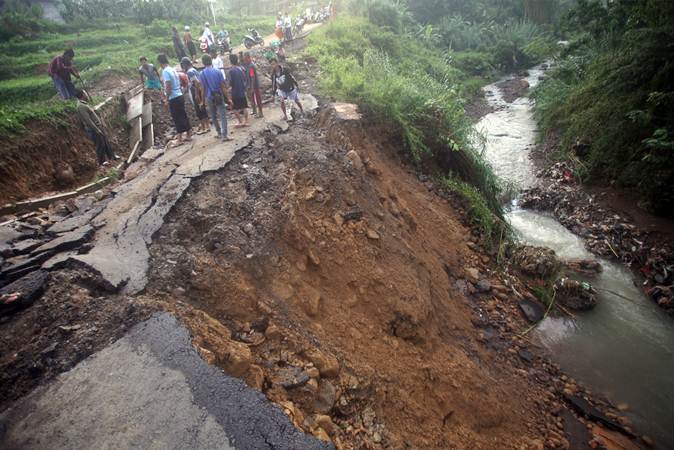  Akses Jalur Wisata di Bogor Terputus Longsor