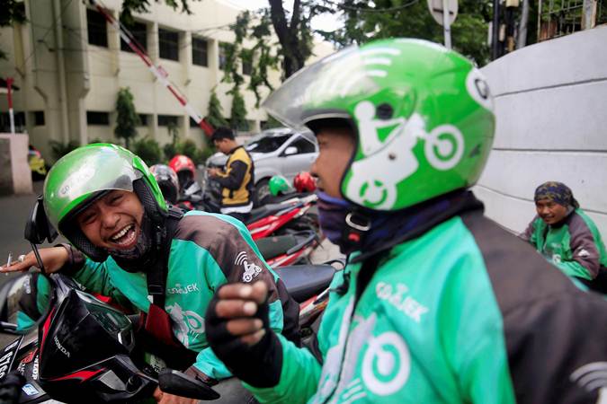 Pengemudi ojek online (ojol) menunggu penumpang di Jakarta./Reuters-Beawiharta