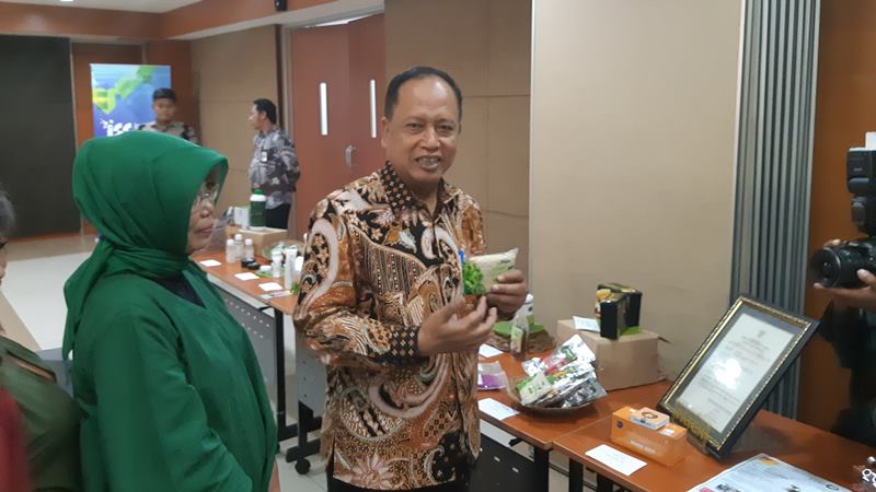 Menristekdikti Mohamad Nasir memperlihatkn tempe produk startup yang mendapat pendanaan dari Kemenristekdikti di Jakarta pada Jumat (5/4/2019)./Bisnis-Leo Dwi Djatmiko