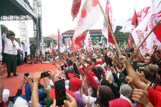  Ma\'ruf Amin Tanggapi Kritik Prabowo atas Kartu Sakti Jokowi