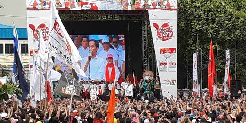  Mengaku Maskot Tangerang, Pria Menyerupai Jokowi Layani Selfie