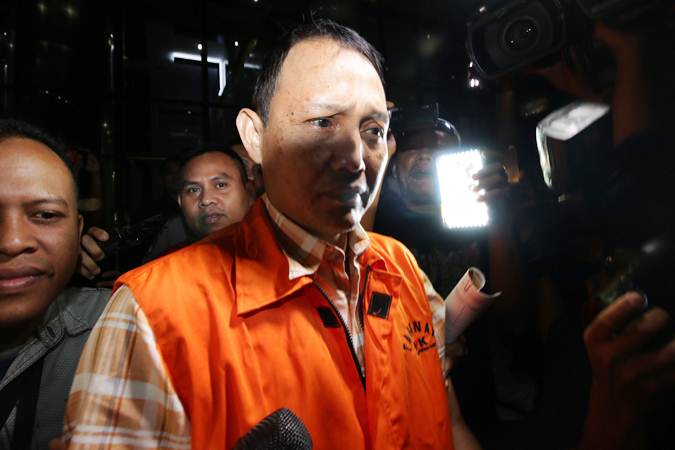Direktur Teknologi dan Produksi PT Krakatau Steel (Persero) Wisnu Kuncoro mengenakan rompi tahanan seusai menjalani pemeriksaan di Gedung KPK, Jakarta, Sabtu (23/3/2019)./ANTARA-Rivan Awal Lingga 
