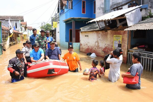  Ridwal Kamil Berjanji Rutin Pantau Penanganan Banjir Dayeuhkolot
