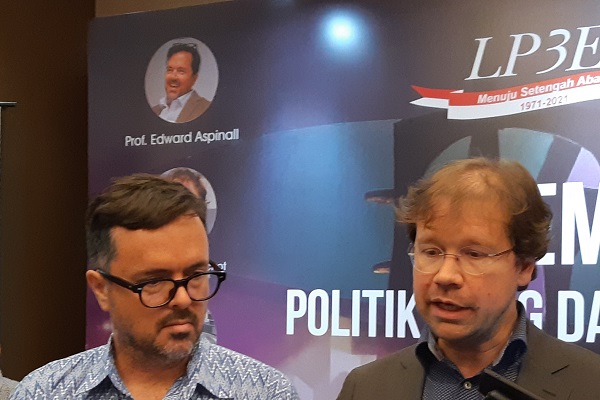 Penulis buku Democracy for Sale: Elections, Clientelism, and the State in Indonesia Edward Aspinall (kiri) dan Ward Berenschot (kanan) memberikan keterangan pers di Jakarta, Senin (8/4/2019)./Bisnis.com-Samdysara Saragih