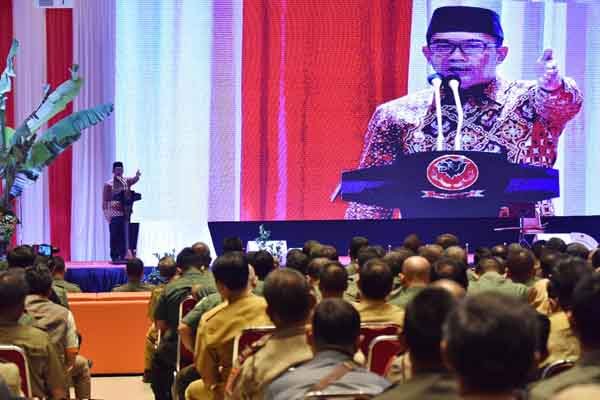  Ridwan Kamil : Gaji Pegawai Honorer Tak Boleh Dirapel