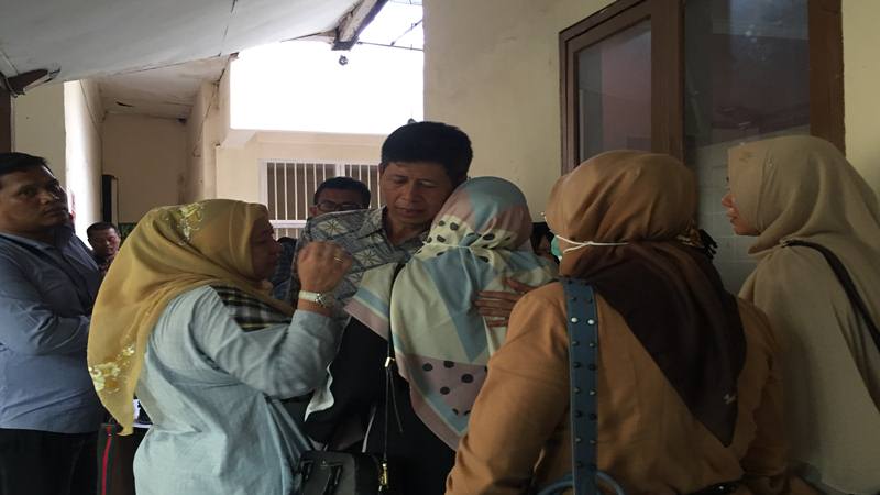  Isak Tangis Keluarga Sambut Vonis 8 Tahun Mantan Kalapas Sukamiskin Wahid Husein