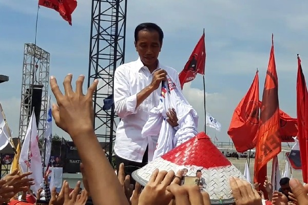  Jokowi Kampanye di Karawang : Caping Merah-Putih Buat Relawan, Anak Dapat Hiburan