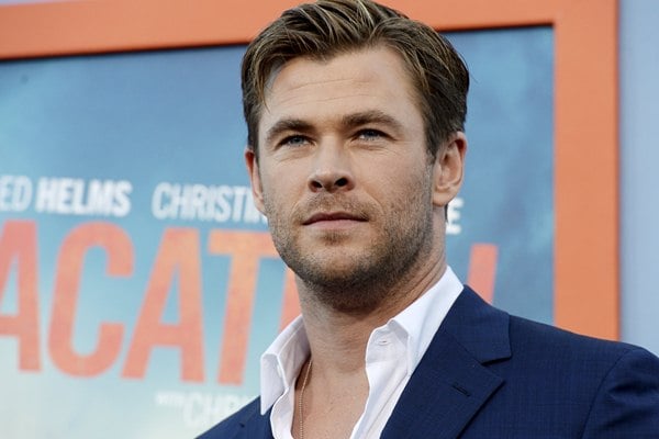  Bintang \'Thor\' Chris Hemsworth Incar Peran James Bond
