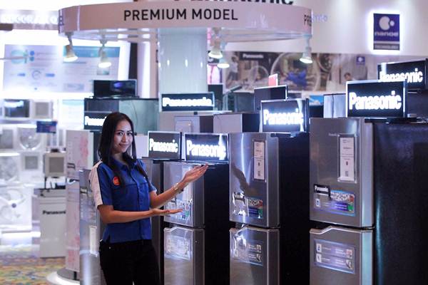Model memperlihatkan produk Panasonic di sela-sela Dealers Gathering di Jakarta, Rabu (11/4/2018)./JIBI-Dwi Prasetya
