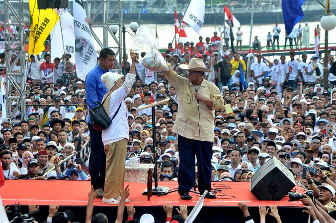  Kampanye di Palembang, Prabowo Subianto Menerima Sumbangan Uang