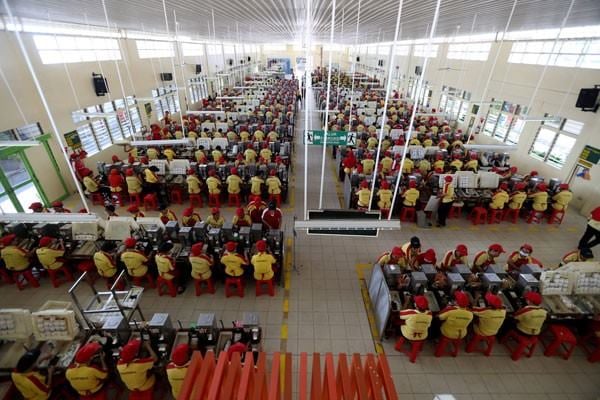 Pekerja PT HM Sampoerna Tbk melakukan aktivitas di pabrik sigaret kretek tangan (SKT) Sampoerna di Surabaya, Kamis (19/5/2016)./Antara