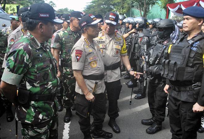  Hadi Tjahjanto dan Tito Karnavian Tinjau Pasukan Pengamanan Pemilu 2019