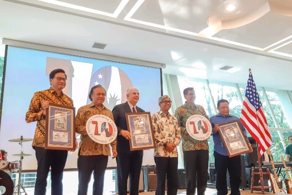  Rayakan 70 Tahun Hubungan Diplomatik, Indonesia-AS Luncurkan Prangko