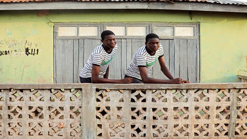 Anak kembar identik, Kahinde dan Taiwo Kolawole berfoto di Igbo Ora, Oyo State, Nigeria/Reuters