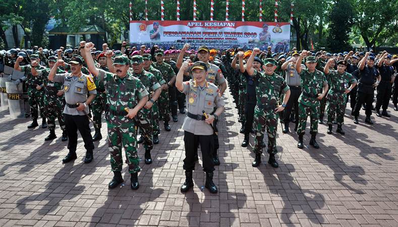  Tito Karnavian dan Hadi Tjahjanto Gelar Apel Pasukan Pengamanan Pemilu 2019 di Medan