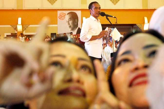  Jokowi Persilakan Lapor Bawaslu Terkait Dugaan Surat Suara 01 Tercoblos di Malaysia