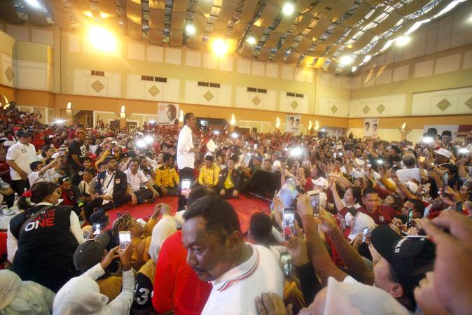  Puluhan Pendukung Jokowi-Ma\'ruf Jalan Kaki dari Bandung Menuju GBK