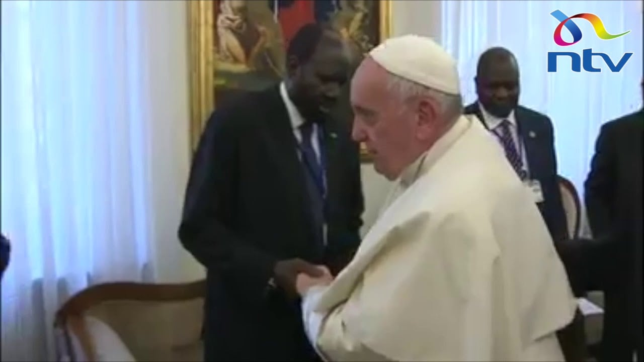 Video prosesi cium kaki Paus Fransiskus diposting oleh akun Youtube NTV Kenya 