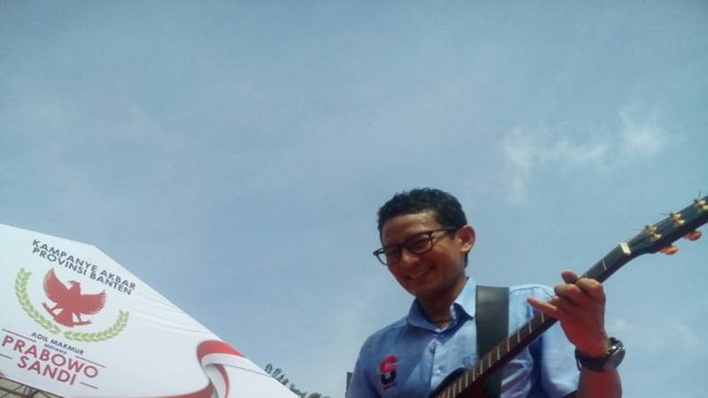  Gaya Sandi Main Gitar saat Kampanye di Tangerang   