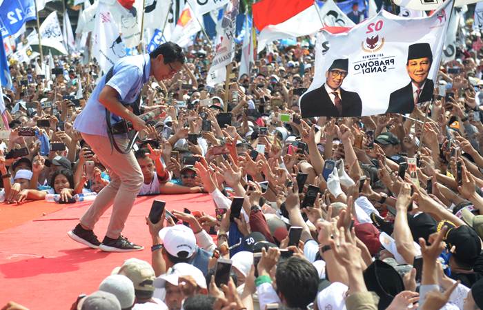  Kampanye di Tangerang, Sandiaga Uno Mainkan Gitar