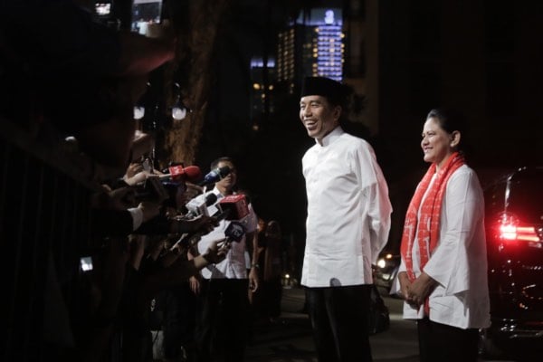 Calon presiden nomor urut 01 Joko Widodo beserta istri tiba di lokasi debat putaran terakhir jelang Pemilihan Presiden 2019 di Hotel Sultan, Jakarta, Sabtu (13/4/2019)./JIBI-Felix Jody Kinarwan