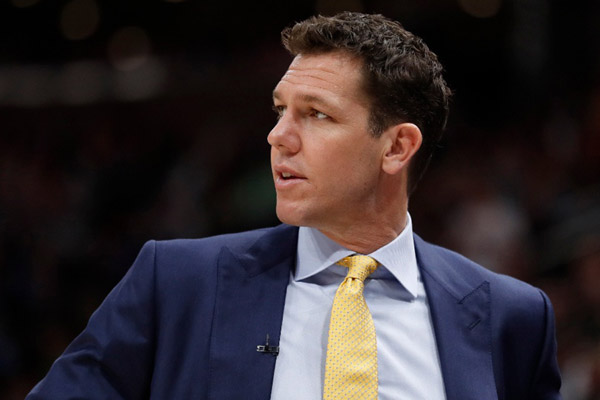  Basket NBA, Walton Bakal Tangani Sacramento Kings